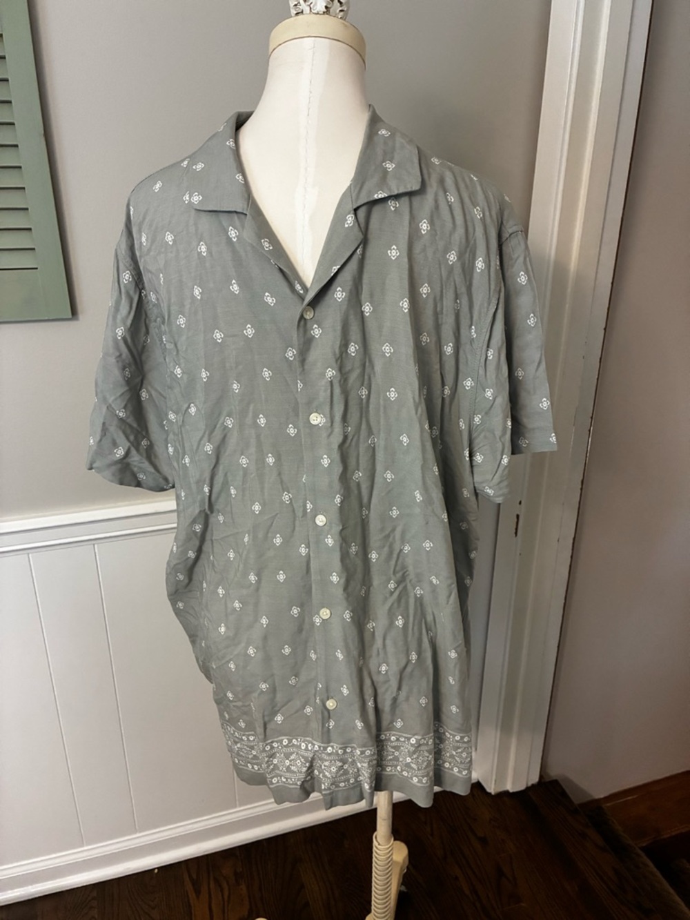 Abercrombie & Fitch Gray Short Sleeve Button-Down Shirt